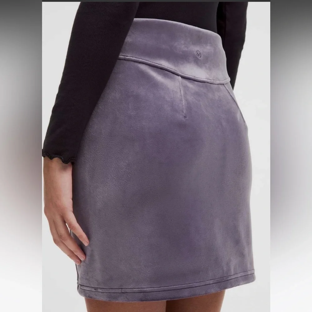 NWT Lululemon Scuba High-Rise Mini Skirt *Velvet
Nightfall - Picture 6 of 6